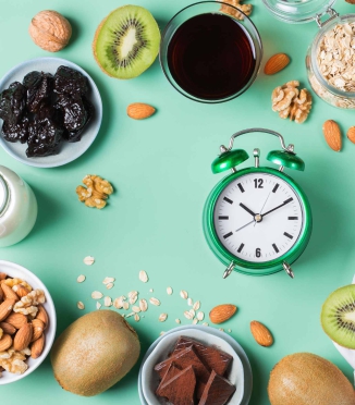 Wie die Ernährung den Schlaf beeinflusst: Lebensmittel, die man essen und vermeiden sollte