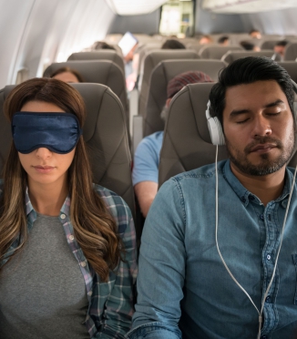 Besser schlafen im Flugzeug: Tipps für einen erholsamen Flug