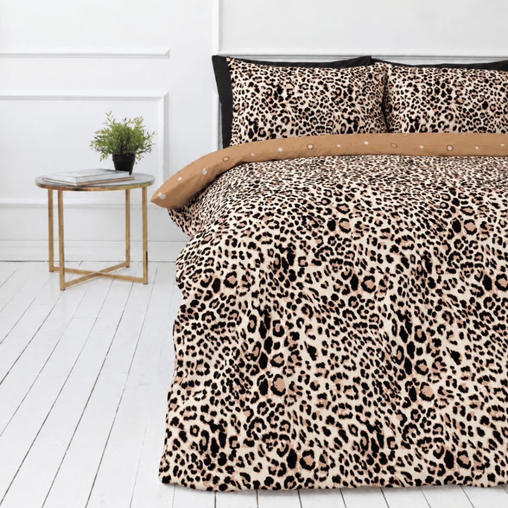 Bettwäsche Doppelbett "Roar". Biber Bettwäsche, 200x200 cm, 200x220 cm. Helle beige bettwäsche mit kontrastreichem schwarz-braunem animalprint. Bettwäsche Doppelbett "Roar". Biber Bettwäsche, 200x200 cm, 200x220 cm. Helle beige bettwäsche mit kontrastreichem schwarz-braunem animalprint.