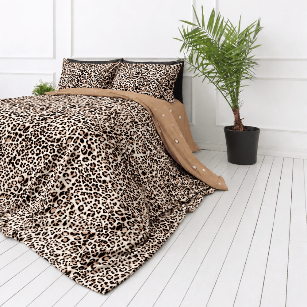 Bettwäsche Doppelbett "Roar". Biber Bettwäsche, 200x200 cm, 200x220 cm. Auffälliges bettwäsche-set mit leopardenmuster und warmbrauner rückseite. Bettwäsche Doppelbett "Roar". Biber Bettwäsche, 200x200 cm, 200x220 cm. Auffälliges bettwäsche-set mit leopardenmuster und warmbrauner rückseite.
