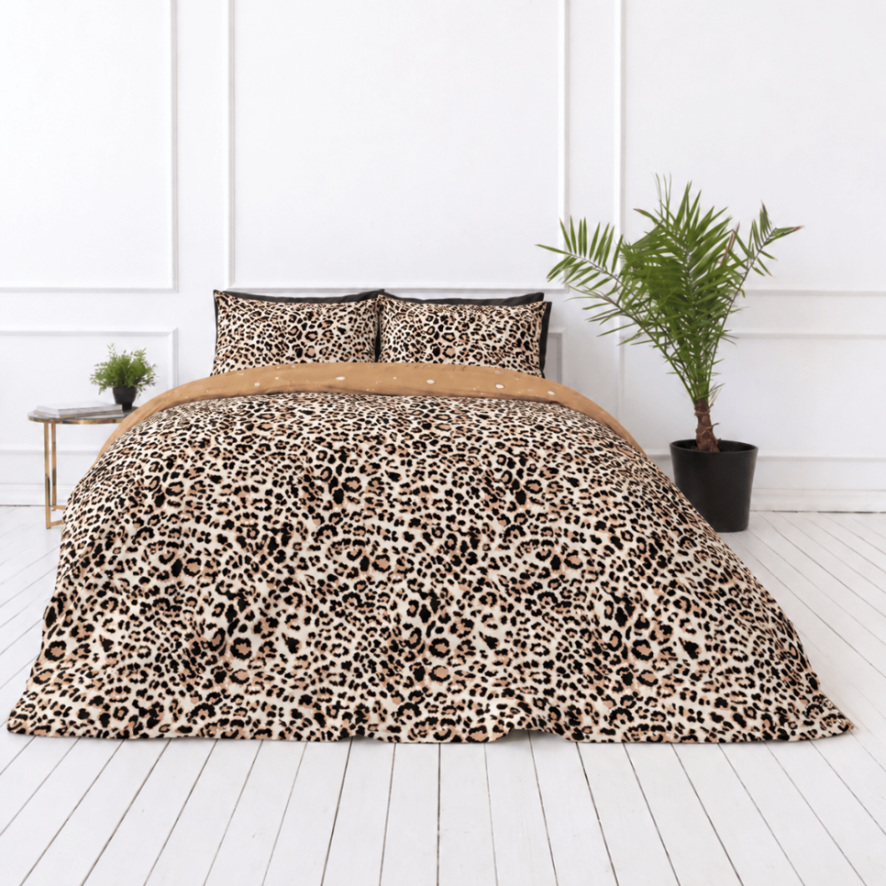 Bettwäsche Doppelbett "Roar". Biber Bettwäsche, 200x200 cm, 200x220 cm. Leopardendesign mit brauner gegenseite und dezenten weißen kreisdetails. Bettwäsche Doppelbett "Roar". Biber Bettwäsche, 200x200 cm, 200x220 cm. Leopardendesign mit brauner gegenseite und dezenten weißen kreisdetails.