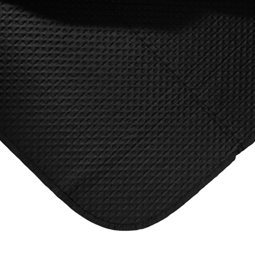 Tagesdecke „Black trapuntino Bedspread“. Tagesdecken, 170x250 cm, 200x250 cm. Die schwarze seite betont minimalistischen luxus, die graue rückseite vermittelt wärme und licht.