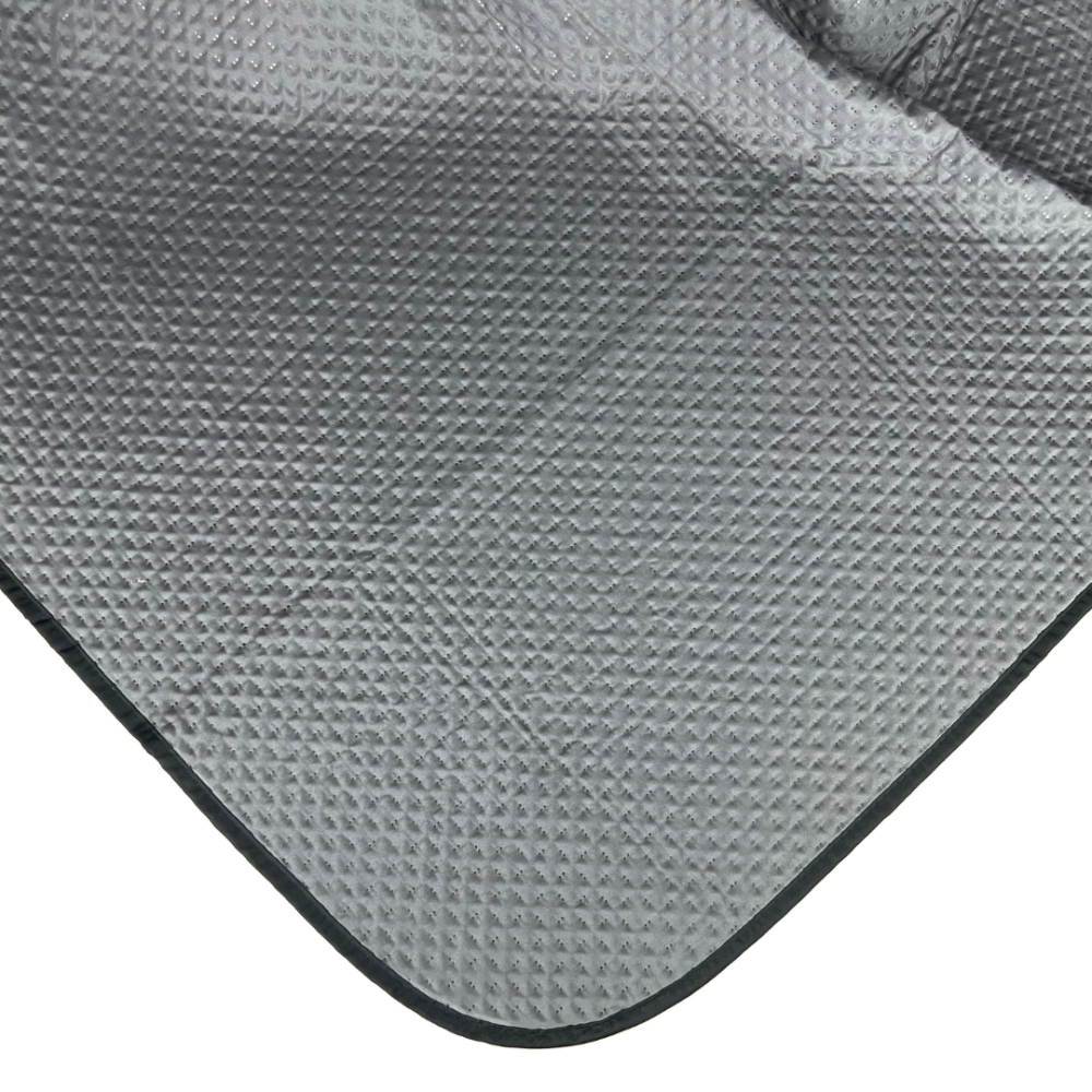 Tagesdecke „Black trapuntino Bedspread“. Tagesdecken, 170x250 cm, 200x250 cm. Ausgebreitet auf dem bett schafft die decke einen modernen kontrast und einen stimmigen interieur-akzent.