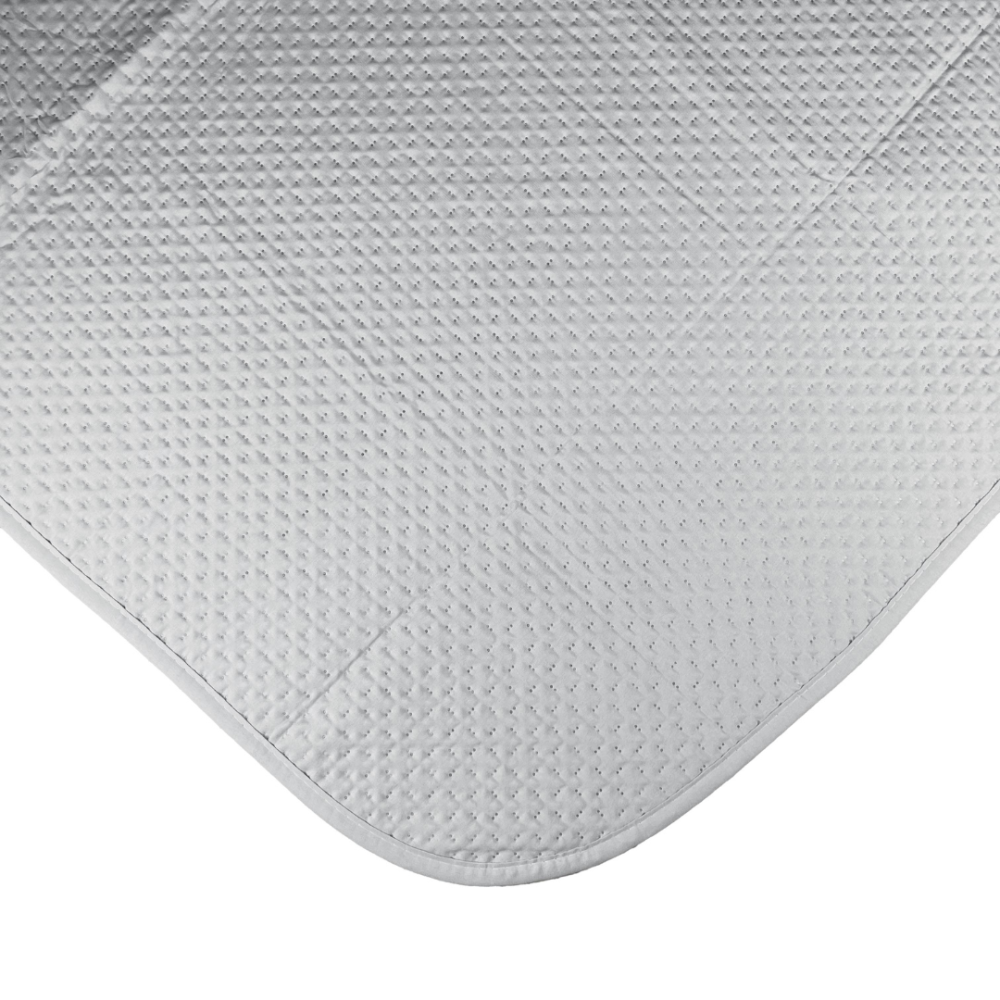Tagesdecke „Grey trapuntino Bedspread“. Tagesdecken, 170x250 cm, 200x250 cm. Hellgraue tagesdecke mit weicher, zarter textur, die dem raum helligkeit verleiht.
