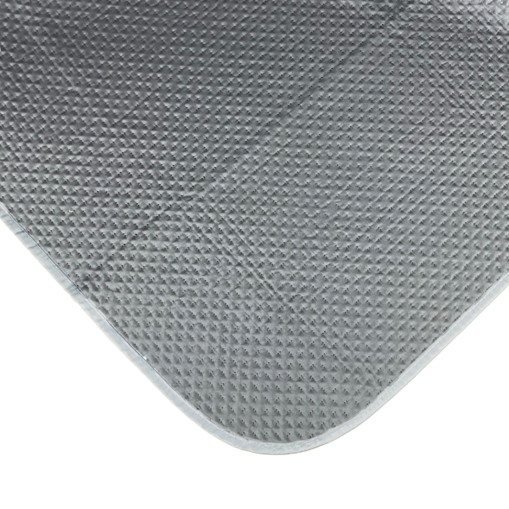 Tagesdecke „Grey trapuntino Bedspread“. Tagesdecken, 170x250 cm, 200x250 cm. Dunkelgraue tagesdecke mit stärkerer kontrastseite, die die konturen des bettes betont.