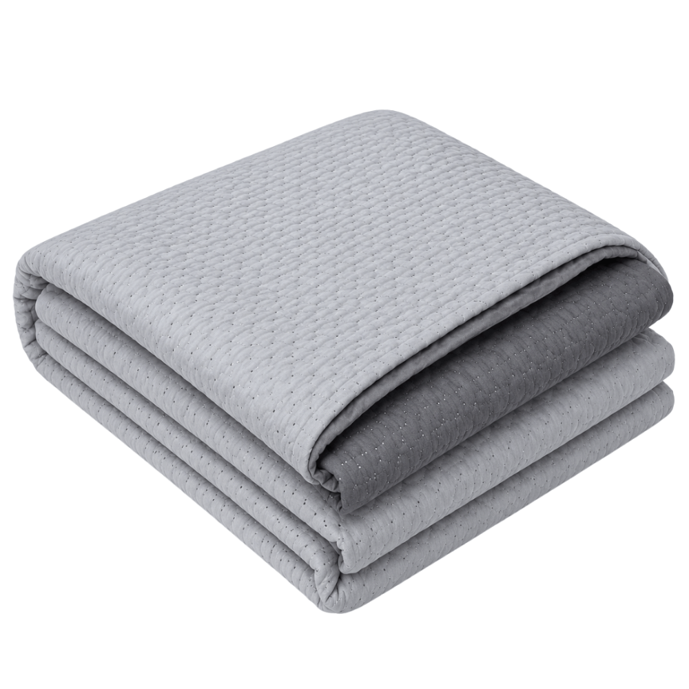 Bettüberwurf „Grey trapuntino Bedspread“. Tagesdecken, 170x250 cm, 200x250 cm. Graue tagesdecke ist mit einem dezenten quadratischen muster verziert, das dem stoff struktur verleiht. Bettüberwurf „Grey trapuntino Bedspread“. Tagesdecken, 170x250 cm, 200x250 cm. Graue tagesdecke ist mit einem dezenten quadratischen muster verziert, das dem stoff struktur verleiht.