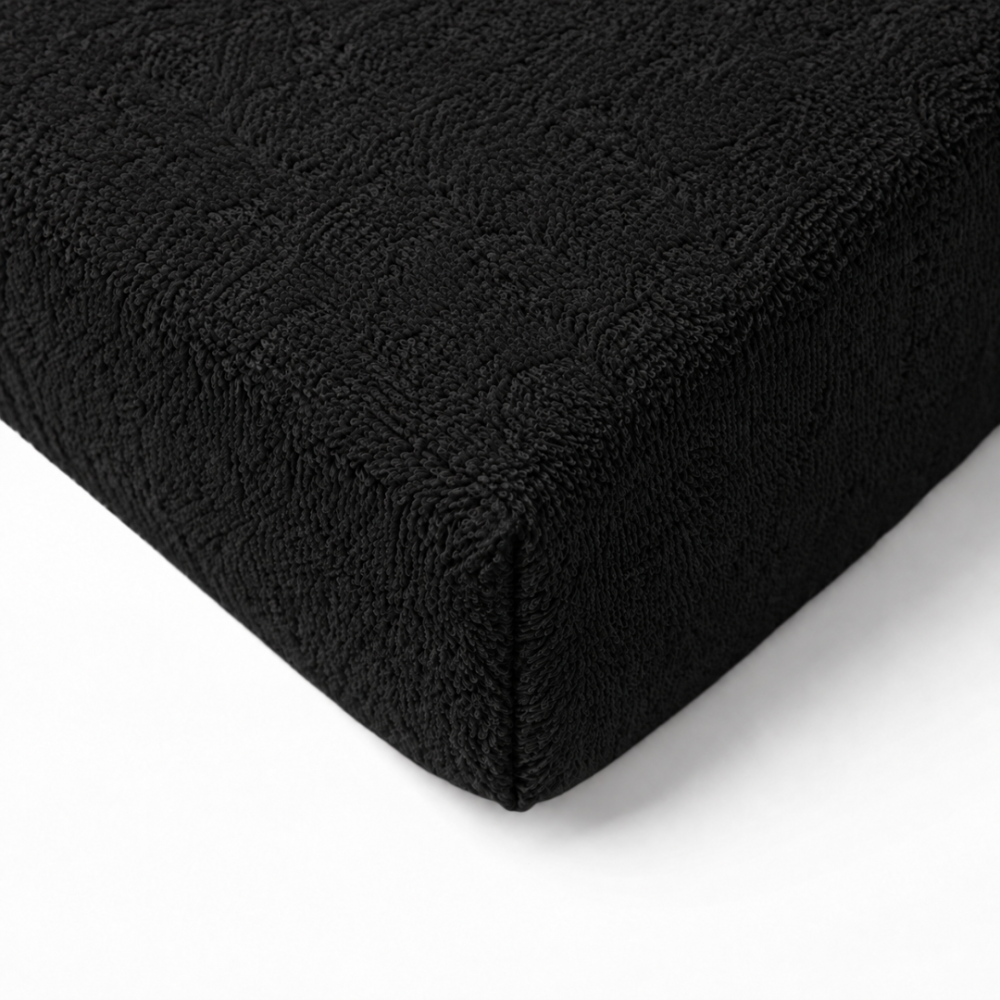 Frottee Spannbettlaken „Black frote“. Spannbettlaken 180x200, 90x200 cm, 135/140x200 cm, 155/160x200 cm, 180x200 cm, 200x220 cm. Tiefschwarzes spannleintuch mit vielen feinen frotteeschlaufen auf der oberfläche.