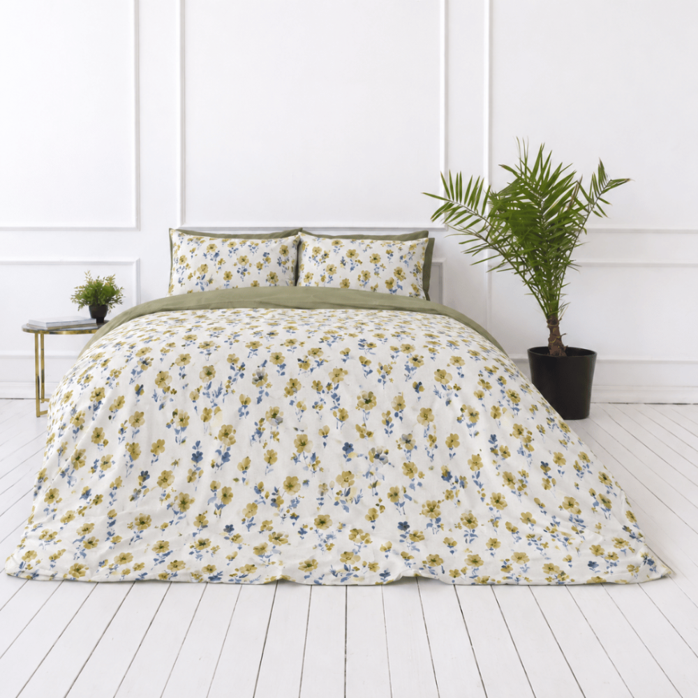 Seersucker Bettwäsche "Meadowbrook". Mikrofaser Bettwäsche, 200x200 cm, 200x220 cm. Deckenbezug mit locker verteilten blumen und einem umschlag in dezentem olivgrün. Seersucker Bettwäsche "Meadowbrook". Mikrofaser Bettwäsche, 200x200 cm, 200x220 cm. Deckenbezug mit locker verteilten blumen und einem umschlag in dezentem olivgrün.