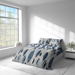 Seersucker Bettwäsche „Kora Indigo Drift“. Bettwäsche Baumwolle, 135/140x200 cm, 200x200 cm, 200x220 cm, 220x240 cm. Hellgrauer hintergrund verziert mit unterschiedlichen blauen blättermotiven und feinen grafiklini­en.