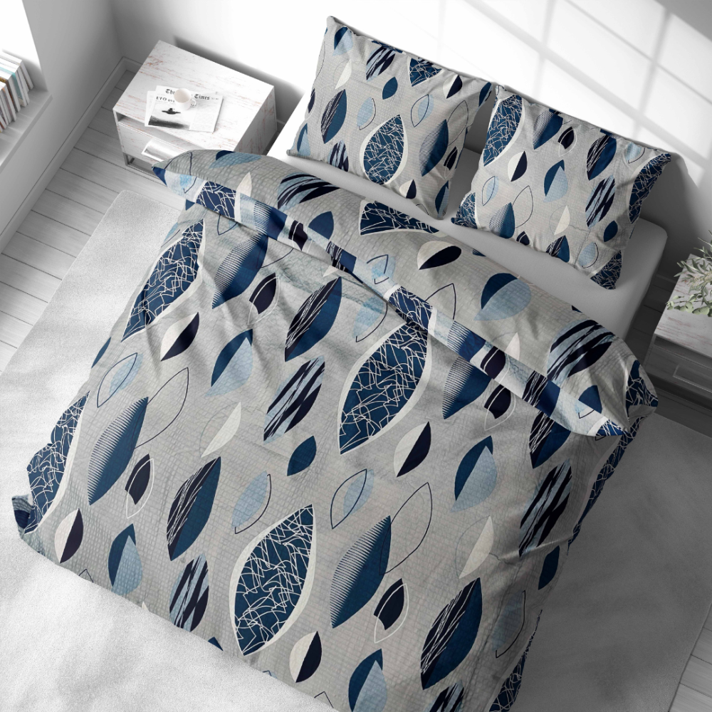 Seersucker Bettwäsche „Kora Indigo Drift“. Bettwäsche Baumwolle, 135/140x200 cm, 200x200 cm, 200x220 cm, 220x240 cm. Stilisiert blaue blätter in verschiedenen intensitäten auf neutralem grauem hintergrund im bettwäsche-set.