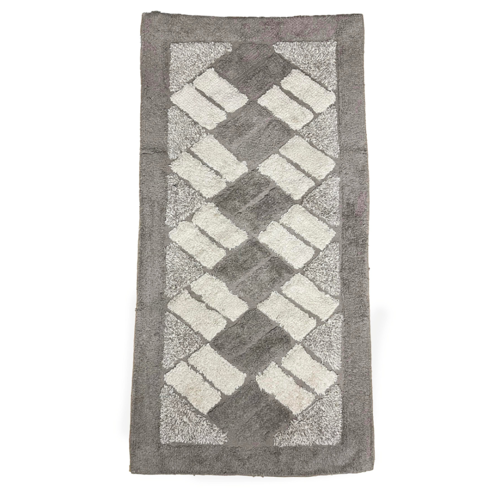 Teppich „Beige Diamond Mosaic Rug“, 70x140 cm. Rechteckiger teppich mit sandfarbenem hintergrund und cremefarbenen rechtecken im rautenmuster. Teppich „Beige Diamond Mosaic Rug“, 70x140 cm. Rechteckiger teppich mit sandfarbenem hintergrund und cremefarbenen rechtecken im rautenmuster.