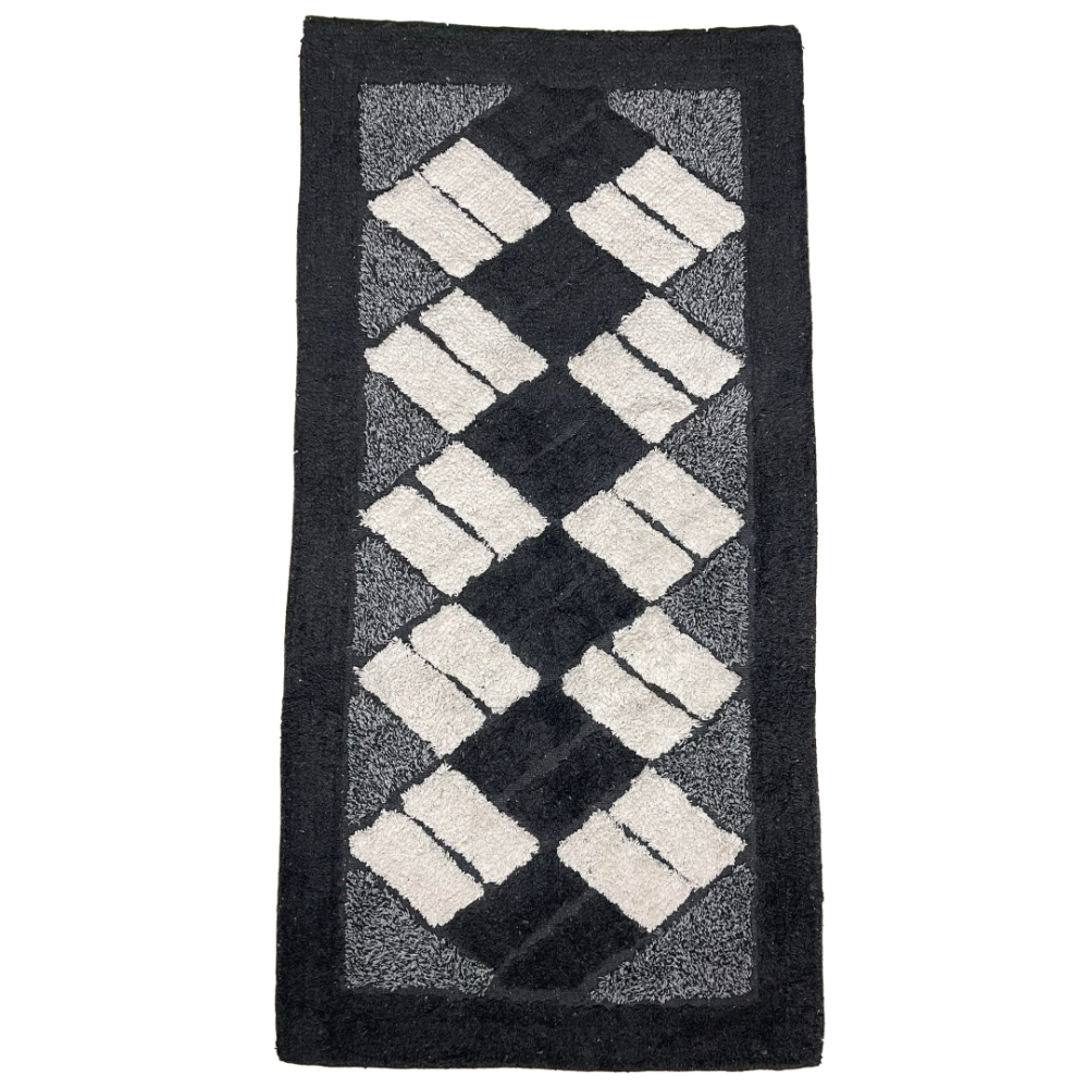 Teppich „Black Diamond Mosaic Rug“, 70x140 cm. Rechteckiger schwarzer teppich mit cremefarbenen rechtecken in schrägem rautenmuster. Teppich „Black Diamond Mosaic Rug“, 70x140 cm. Rechteckiger schwarzer teppich mit cremefarbenen rechtecken in schrägem rautenmuster.