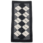 Teppich „Black Diamond Mosaic Rug“, 70x140 cm. Rechteckiger schwarzer teppich mit cremefarbenen rechtecken in schrägem rautenmuster. Teppich „Black Diamond Mosaic Rug“, 70x140 cm. Rechteckiger schwarzer teppich mit cremefarbenen rechtecken in schrägem rautenmuster.