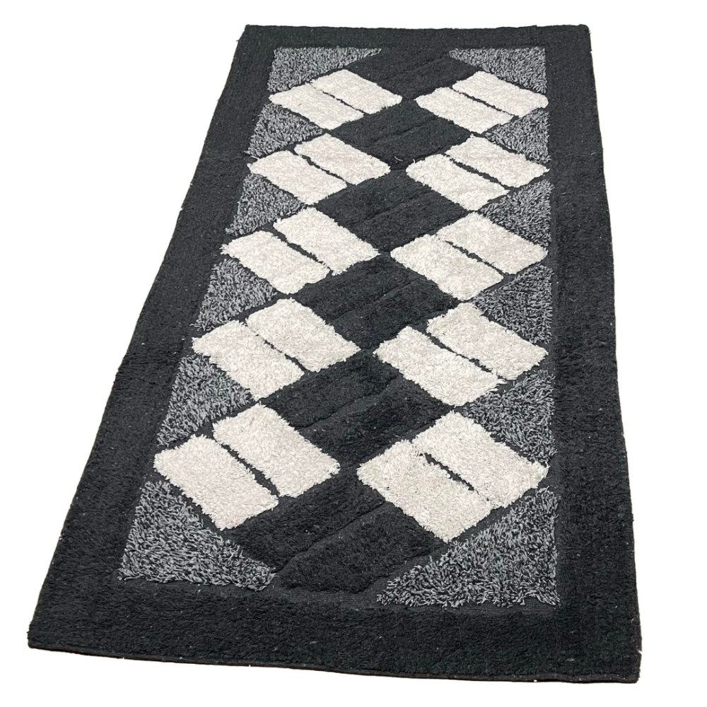 Teppich „Black Diamond Mosaic Rug“, 70x140 cm. Schwarzer teppich, verziert mit cremefarbenen rechtecken in dynamischen diagonalen reihen. Teppich „Black Diamond Mosaic Rug“, 70x140 cm. Schwarzer teppich, verziert mit cremefarbenen rechtecken in dynamischen diagonalen reihen.