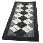 Teppich „Black Diamond Mosaic Rug“, 70x140 cm. Schwarzer teppich, verziert mit cremefarbenen rechtecken in dynamischen diagonalen reihen. Teppich „Black Diamond Mosaic Rug“, 70x140 cm. Schwarzer teppich, verziert mit cremefarbenen rechtecken in dynamischen diagonalen reihen.
