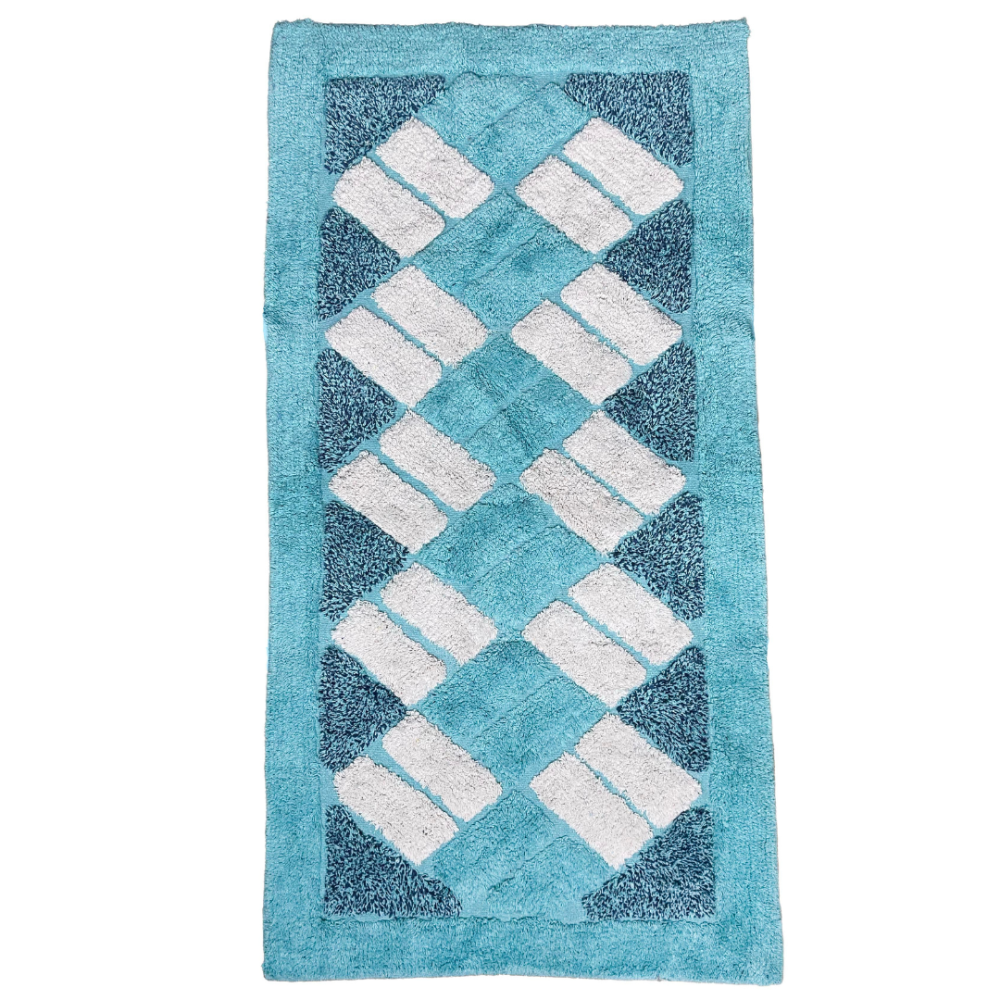 Teppich „Blue Diamond Mosaic Rug“, 70x140 cm. Rechteckiger blauer teppich mit weißen rechtecksformen in schrägem rautenmuster. Teppich „Blue Diamond Mosaic Rug“, 70x140 cm. Rechteckiger blauer teppich mit weißen rechtecksformen in schrägem rautenmuster.