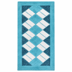 Teppich „Blue Diamond Mosaic Rug“. Badteppich, 70x140 cm. Rechteckiger blauer teppichamit weißen rechtecksformen in schrägem rautenmuster. Teppich „Blue Diamond Mosaic Rug“. Badteppich, 70x140 cm. Rechteckiger blauer teppichamit weißen rechtecksformen in schrägem rautenmuster.