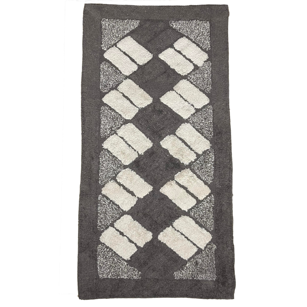 Teppich „Brown Diamond Mosaic Rug“, 70x140 cm. Rechteckiger teppich mit dunkelbraunem hintergrund und hellsandfarbenen rechtecken, die ein verschlungenes rautenmuster bilden. Teppich „Brown Diamond Mosaic Rug“, 70x140 cm. Rechteckiger teppich mit dunkelbraunem hintergrund und hellsandfarbenen rechtecken, die ein verschlungenes rautenmuster bilden.