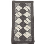 Teppich „Brown Diamond Mosaic Rug“, 70x140 cm. Rechteckiger teppich mit dunkelbraunem hintergrund und hellsandfarbenen rechtecken, die ein verschlungenes rautenmuster bilden. Teppich „Brown Diamond Mosaic Rug“, 70x140 cm. Rechteckiger teppich mit dunkelbraunem hintergrund und hellsandfarbenen rechtecken, die ein verschlungenes rautenmuster bilden.
