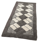 Teppich „Brown Diamond Mosaic Rug“, 70x140 cm. Dunkelbrauner teppich mit hellsandfarbenen rechtecken, die diagonal angeordnet ein dynamisches geometrisches muster ergeben. Teppich „Brown Diamond Mosaic Rug“, 70x140 cm. Dunkelbrauner teppich mit hellsandfarbenen rechtecken, die diagonal angeordnet ein dynamisches geometrisches muster ergeben.