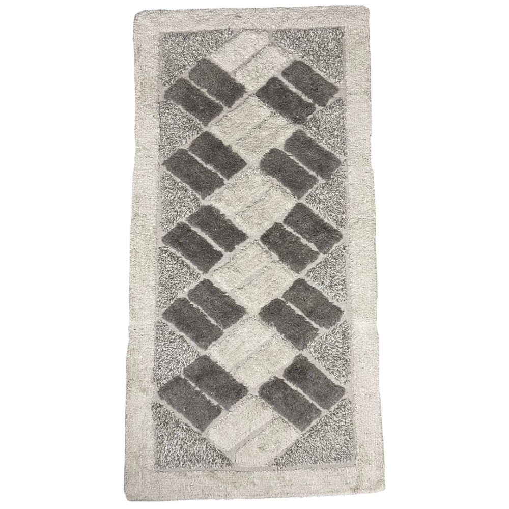 Teppich „Cream Diamond Mosaic Rug“, 70x140 cm. Rechteckiger cremefarbener teppich mit grauen rechtecken im rautenmuster. Teppich „Cream Diamond Mosaic Rug“, 70x140 cm. Rechteckiger cremefarbener teppich mit grauen rechtecken im rautenmuster.