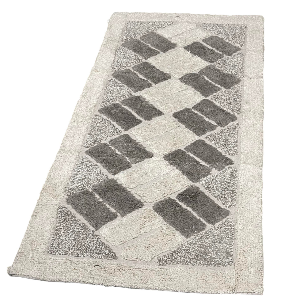 Teppich „Cream Diamond Mosaic Rug“, 70x140 cm. Cremefarbener teppich mit dunkleren grauen elementen und feinen grauen dreiecken in den ecken. Teppich „Cream Diamond Mosaic Rug“, 70x140 cm. Cremefarbener teppich mit dunkleren grauen elementen und feinen grauen dreiecken in den ecken.