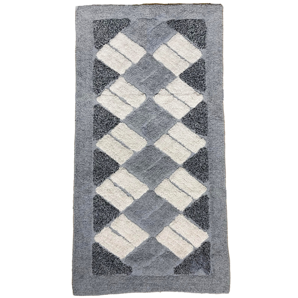 Teppich „Grey Diamond Mosaic Rug“, 70x140 cm. Rechteckiger grauer teppich mit cremefarbenen rechtecken in schrägem rautenmuster. Teppich „Grey Diamond Mosaic Rug“, 70x140 cm. Rechteckiger grauer teppich mit cremefarbenen rechtecken in schrägem rautenmuster.