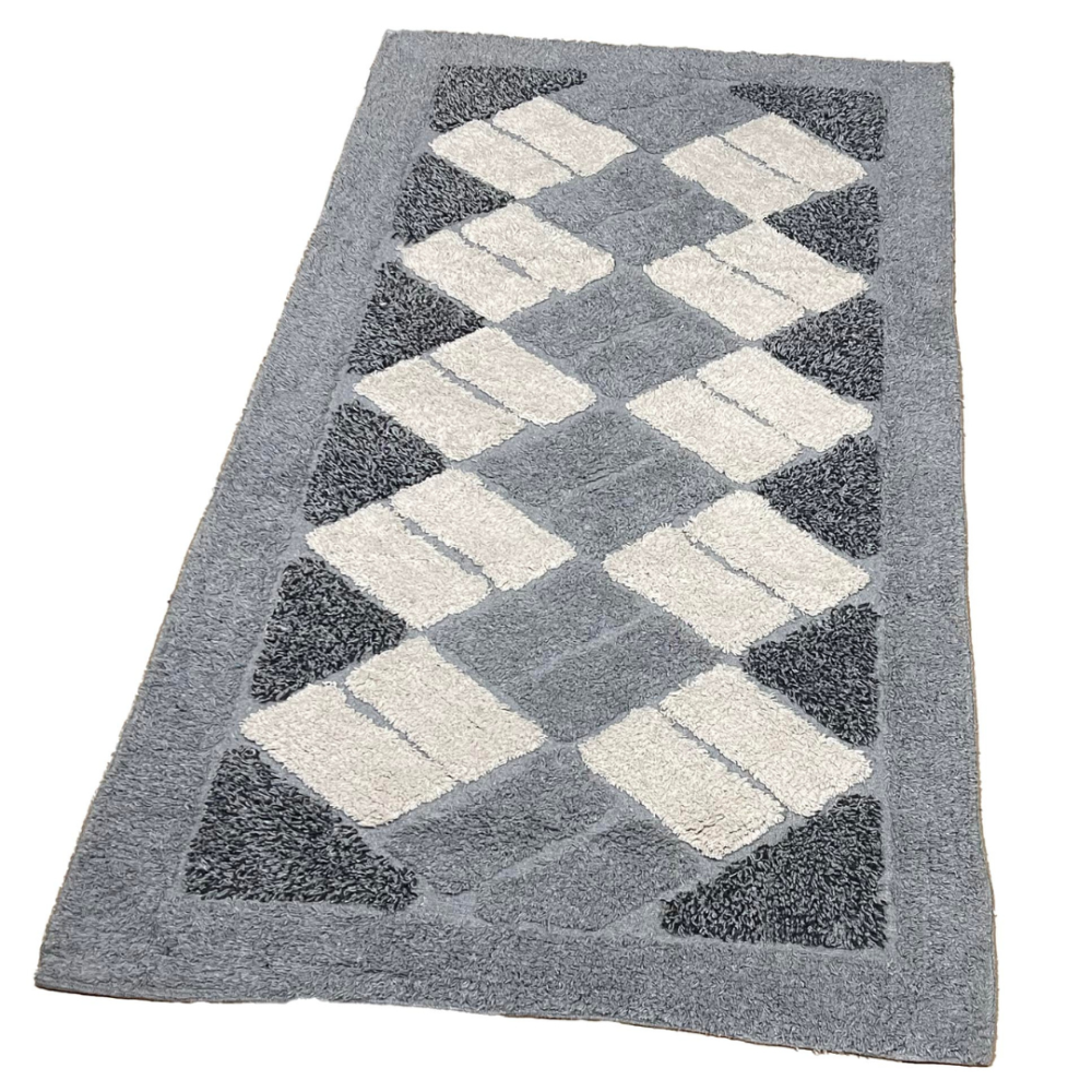 Teppich „Grey Diamond Mosaic Rug“, 70x140 cm. Grauer teppich, verziert mit cremefarbenen rechtecken und dunkleren grauen dreiecken in den ecken. Teppich „Grey Diamond Mosaic Rug“, 70x140 cm. Grauer teppich, verziert mit cremefarbenen rechtecken und dunkleren grauen dreiecken in den ecken.
