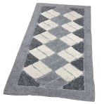 Teppich „Grey Diamond Mosaic Rug“, 70x140 cm. Grauer teppich, verziert mit cremefarbenen rechtecken und dunkleren grauen dreiecken in den ecken. Teppich „Grey Diamond Mosaic Rug“, 70x140 cm. Grauer teppich, verziert mit cremefarbenen rechtecken und dunkleren grauen dreiecken in den ecken.
