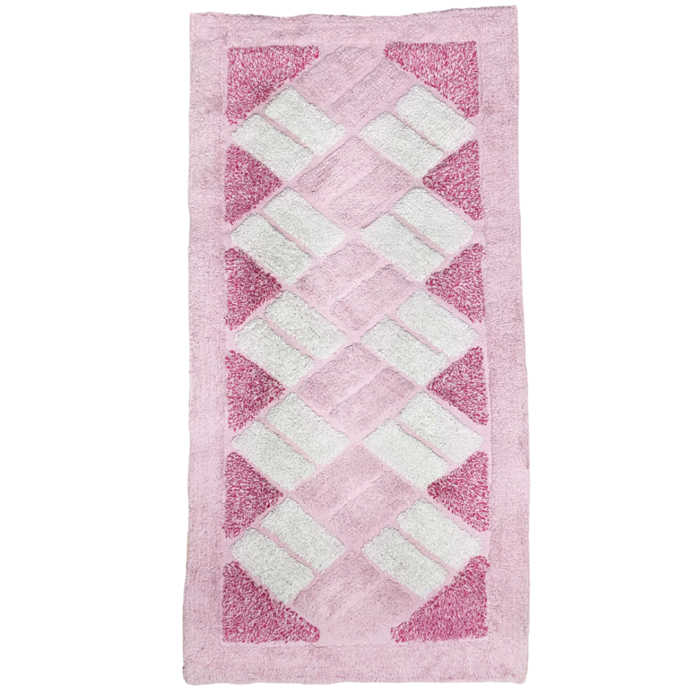 Teppich „Rose Diamond Mosaic Rug“, 70x140 cm. Rechteckiger rosa teppich mit einem zentralen muster aus hellrosa und weißen rechtecken, umgeben von einem satten rosa rand. Teppich „Rose Diamond Mosaic Rug“, 70x140 cm. Rechteckiger rosa teppich mit einem zentralen muster aus hellrosa und weißen rechtecken, umgeben von einem satten rosa rand.