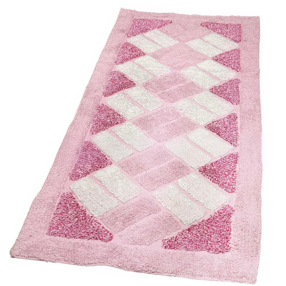 Teppich „Rose Diamond Mosaic Rug“, 70x140 cm. Einfarbiger rosa teppich, verziert mit diagonal angeordneten weißen und satten rosa rechtecken, die ein dynamisches muster bilden. Teppich „Rose Diamond Mosaic Rug“, 70x140 cm. Einfarbiger rosa teppich, verziert mit diagonal angeordneten weißen und satten rosa rechtecken, die ein dynamisches muster bilden.