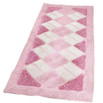 Teppich „Rose Diamond Mosaic Rug“, 70x140 cm. Einfarbiger rosa teppich, verziert mit diagonal angeordneten weißen und satten rosa rechtecken, die ein dynamisches muster bilden. Teppich „Rose Diamond Mosaic Rug“, 70x140 cm. Einfarbiger rosa teppich, verziert mit diagonal angeordneten weißen und satten rosa rechtecken, die ein dynamisches muster bilden.