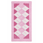 Teppich „Rose Diamond Mosaic Rug“. Badteppich, 70x140 cm. Rechteckiger rosa teppich mit einem zentralen muster aus hellrosa und weißen rechtecken, umgeben von einem satten rosa rand. Teppich „Rose Diamond Mosaic Rug“. Badteppich, 70x140 cm. Rechteckiger rosa teppich mit einem zentralen muster aus hellrosa und weißen rechtecken, umgeben von einem satten rosa rand.