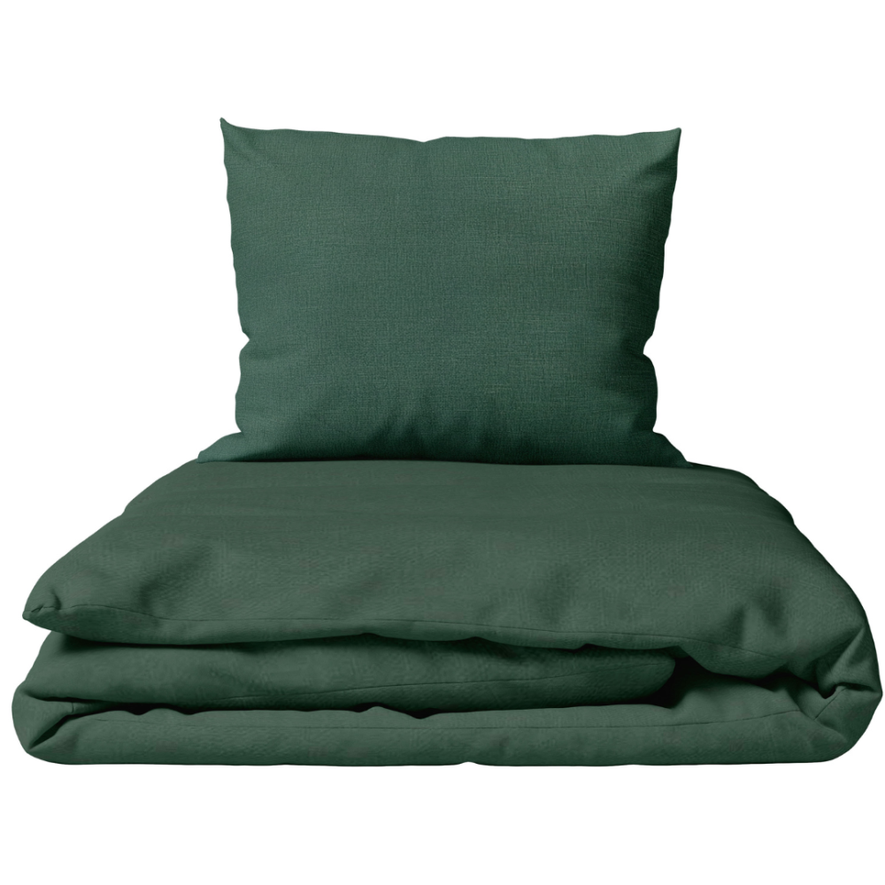 Leinen bettwäsche "Linen Dark Green". Leinen Bettwäsche, 135/140x200 cm, 200x200 cm, 200x220 cm, 220x240 cm. Bett belegt mit dunkelgrüner leinenbettwäsche und zwei kissen in hellem interieur.
