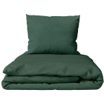 Leinen bettwäsche "Linen Dark Green". Leinen Bettwäsche, 135/140x200 cm, 200x200 cm, 200x220 cm, 220x240 cm. Bett belegt mit dunkelgrüner leinenbettwäsche und zwei kissen in hellem interieur.