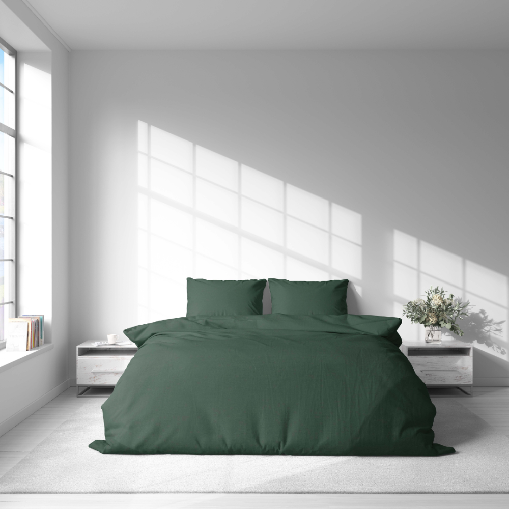 Leinen bettwäsche "Linen Dark Green". Leinen Bettwäsche, 135/140x200 cm, 200x200 cm, 200x220 cm, 220x240 cm. Schlafzimmeransicht aus der ecke: dunkelgrüne leinenbettdecke und kissen.