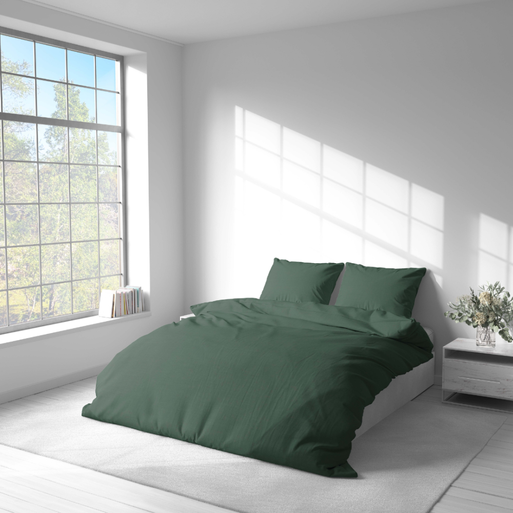Leinen bettwäsche "Linen Dark Green". Leinen Bettwäsche, 135/140x200 cm, 200x200 cm, 200x220 cm, 220x240 cm. Dunkelgrünes leinenbettwäscheset auf weißem boden mit nachttisch und zimmerpflanze.