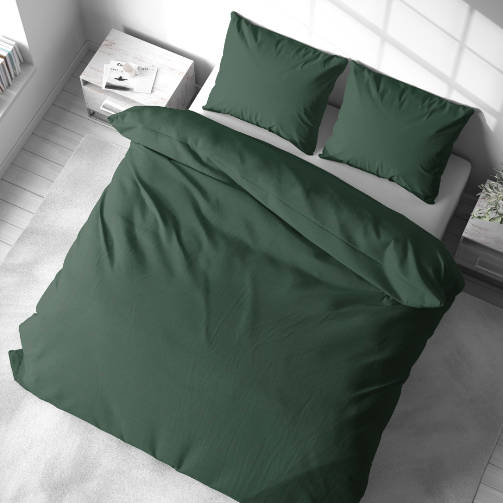 Leinen bettwäsche "Linen Dark Green". Leinen Bettwäsche, 135/140x200 cm, 200x200 cm, 200x220 cm, 220x240 cm. Modernes schlafzimmer mit dunkelgrüner leinenbettwäsche vor hellem hintergrund.