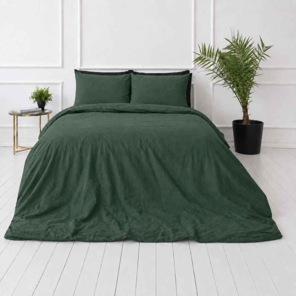 Leinen bettwäsche "Linen Dark Green". Bettwäsche einfarbig, 135/140x200 cm, 150x200 cm, 155/160x200 cm, 180x200 cm, 200x200 cm, 200x220 cm, 220x240 cm. Schlafzimmeransicht aus der ecke: dunkelgrüne leinenbettdecke und kissen.