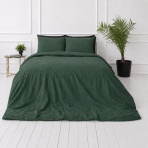Leinen bettwäsche "Linen Dark Green". Bettwäsche einfarbig, 135/140x200 cm, 150x200 cm, 155/160x200 cm, 180x200 cm, 200x200 cm, 200x220 cm, 220x240 cm. Schlafzimmeransicht aus der ecke: dunkelgrüne leinenbettdecke und kissen.