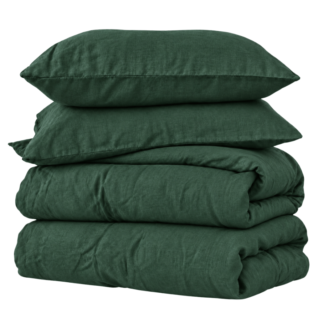 Leinen bettwäsche "Linen Dark Green". Bettwäsche 150x200, 135/140x200 cm, 155x220 cm, 160x200 cm, 180x200 cm, 200x200 cm, 200x220 cm, 220x240 cm. Bett belegt mit dunkelgrüner leinenbettwäsche und zwei kissen in hellem interieur. Leinen bettwäsche "Linen Dark Green". Bettwäsche 150x200, 135/140x200 cm, 155x220 cm, 160x200 cm, 180x200 cm, 200x200 cm, 200x220 cm, 220x240 cm. Bett belegt mit dunkelgrüner leinenbettwäsche und zwei kissen in hellem interieur.
