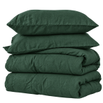 Leinen bettwäsche "Linen Dark Green". Bettwäsche 150x200, 135/140x200 cm, 155x220 cm, 160x200 cm, 180x200 cm, 200x200 cm, 200x220 cm, 220x240 cm. Bett belegt mit dunkelgrüner leinenbettwäsche und zwei kissen in hellem interieur. Leinen bettwäsche "Linen Dark Green". Bettwäsche 150x200, 135/140x200 cm, 155x220 cm, 160x200 cm, 180x200 cm, 200x200 cm, 200x220 cm, 220x240 cm. Bett belegt mit dunkelgrüner leinenbettwäsche und zwei kissen in hellem interieur.