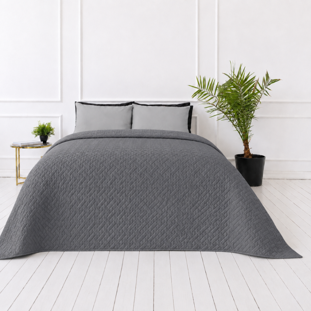 Tagesdecke „Bedspread Graphite“. Tagesdecken, 210x240 cm. Dunkelgraue bettüberdecke mit dezenter geometrischer oberflächenstruktur Tagesdecke „Bedspread Graphite“. Tagesdecken, 210x240 cm. Dunkelgraue bettüberdecke mit dezenter geometrischer oberflächenstruktur