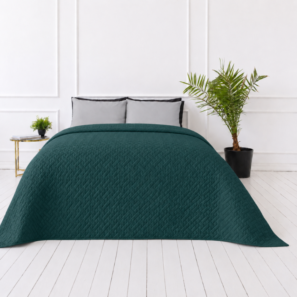 Tagesdecke „Bedspread Juniper“. Tagesdecken, 210x240 cm. Kräftig grüne bettüberdecke mit dezenter geometrischer oberflächenstruktur Tagesdecke „Bedspread Juniper“. Tagesdecken, 210x240 cm. Kräftig grüne bettüberdecke mit dezenter geometrischer oberflächenstruktur