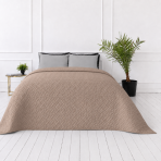 Tagesdecke „Bedspread Latte“. Tagesdecken, 210x240 cm. Hellbraune bettüberdecke mit einer dezenten geometrischen oberflächenstruktur Tagesdecke „Bedspread Latte“. Tagesdecken, 210x240 cm. Hellbraune bettüberdecke mit einer dezenten geometrischen oberflächenstruktur