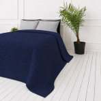 Tagesdecke „Bedspread Navy“. Tagesdecken, 210x240 cm. Sattblaue bettüberdecke mit regelmäßigem muster in geflochtener anmutung Tagesdecke „Bedspread Navy“. Tagesdecken, 210x240 cm. Sattblaue bettüberdecke mit regelmäßigem muster in geflochtener anmutung