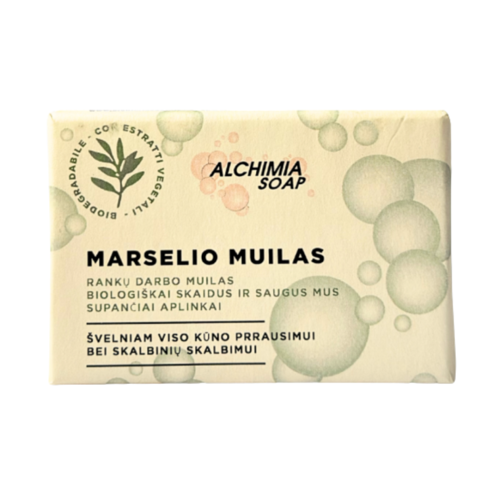 Marseille seife „Marseille soap Alchimia“. Seife. Handgemachte marseille-seife am badewannenrand neben einem stapel weißer handtücher
