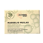Marseille seife „Marseille soap Alchimia“. Seife. Handgemachte marseille-seife am badewannenrand neben einem stapel weißer handtücher