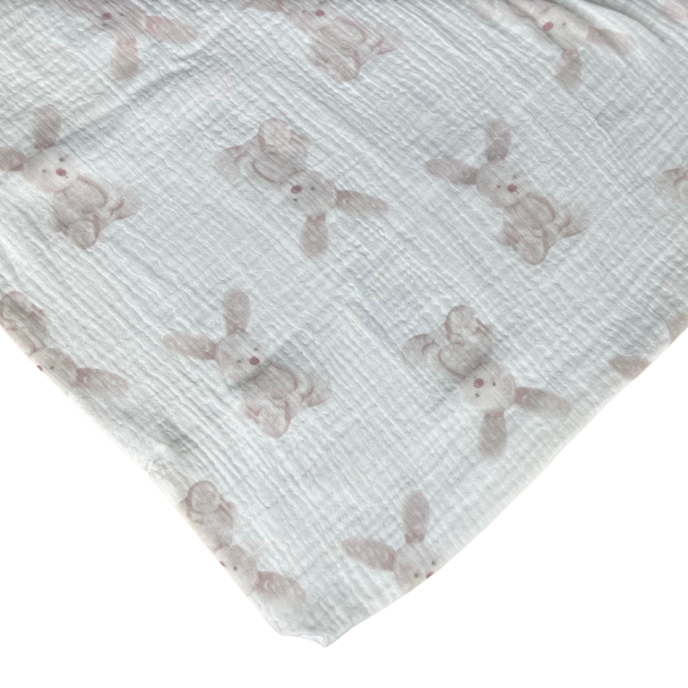 Musselin bettwäsche "Sweet Bunny Rest". Bettwäsche Baumwolle, 135/140x200 cm, 155/160x200 cm. Helles und warmes bettwäscheset mit kleinen, weichen hasen, das eine gemütliche atmosphäre schafft.