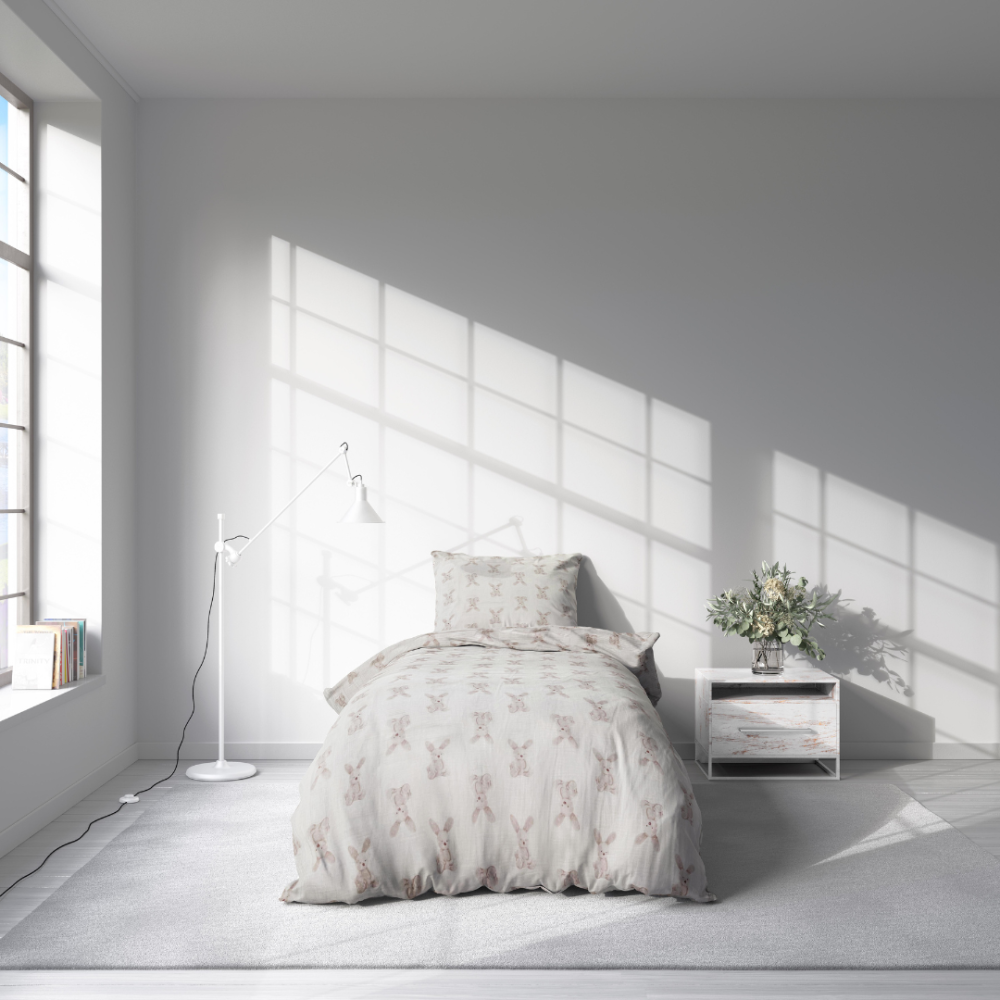 Musselin bettwäsche "Sweet Bunny Rest". Bettwäsche Baumwolle, 135/140x200 cm, 155/160x200 cm. Bettwäscheset mit weißem hintergrund und sandfarbenem hasenmotiv, ideal für kinder und erwachsene.